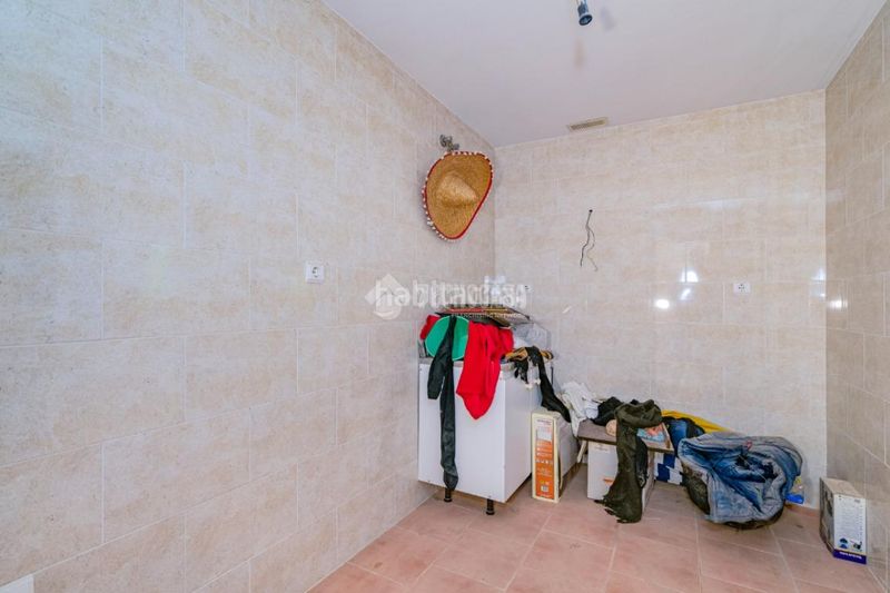 Foto 5a5d8b6f-d9d5-43f8-8bda-41a433b48068. Casa aparellada a Loja