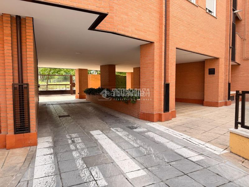 Foto 170c8777-f6ee-4d7c-8743-7f1bc2d0df50. Pis amb calefacció aparcament piscina a Horcajo Madrid