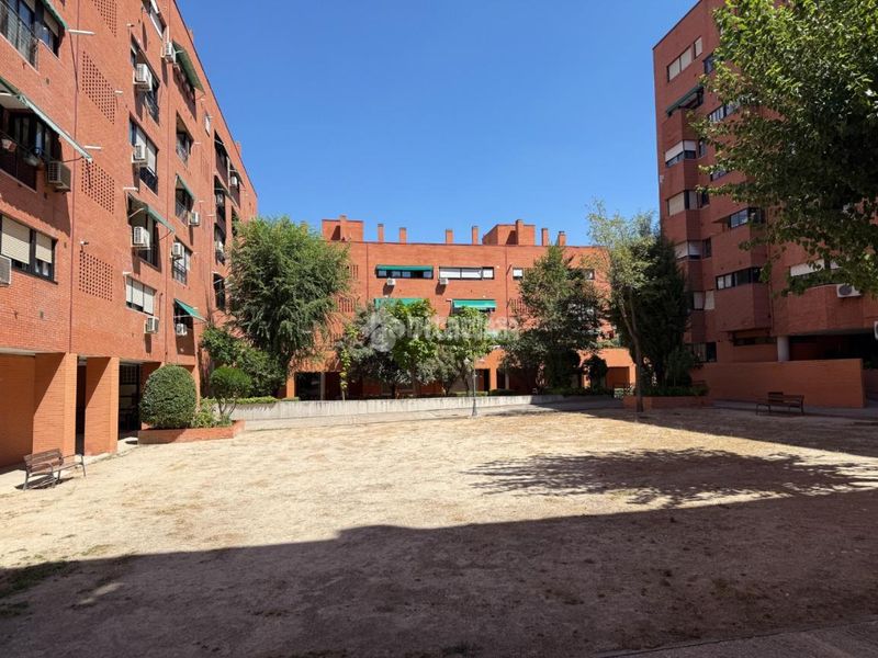 Foto e7f1498b-4631-4581-b04c-bd9f885c5410. Pis amb calefacció aparcament a Vinateros Madrid