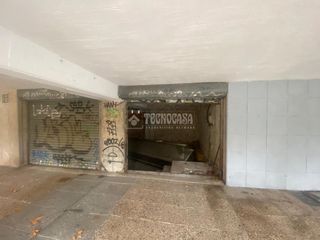 Geschäftsraum in Vinateros. Almacén en venta en madrid