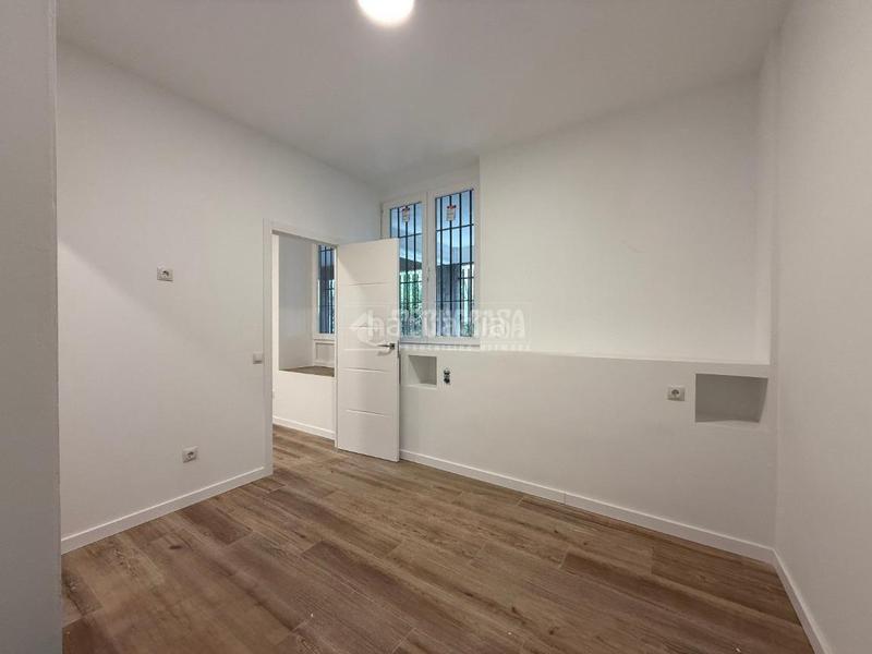 Foto dc3f3bfe-0df4-4df2-ad2d-21d0ed0cce0b. Local comercial  en venta en Vinateros Madrid