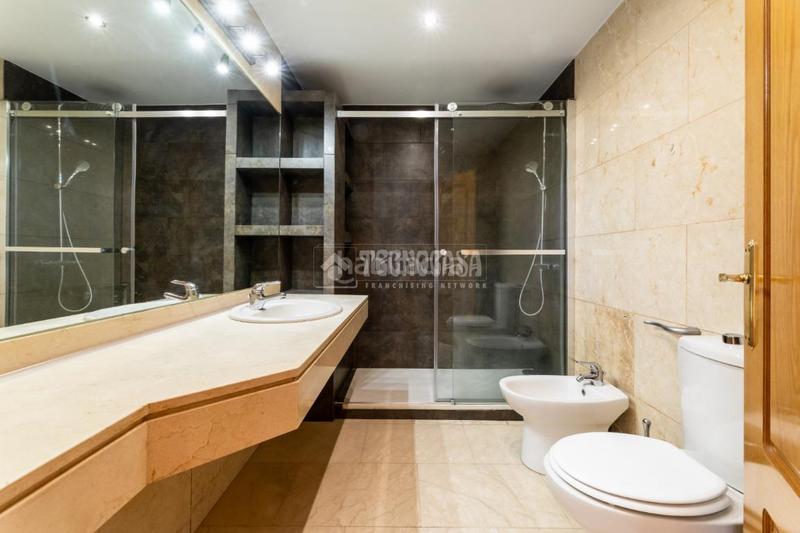 Foto fbe9c7a3-8942-497b-844f-5e5c27401ccb. Location appartement avec parking dans Monte el Pilar Majadahonda
