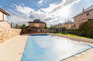Casa aparellada en Monte el Pilar. Casa en venta en majadahonda