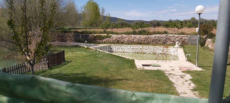 Foto b46c0ef3-49b7-4d7d-ad0d-f3b4ea385d7e. Xalet amb xemeneia calefacció aparcament piscina a Malagón