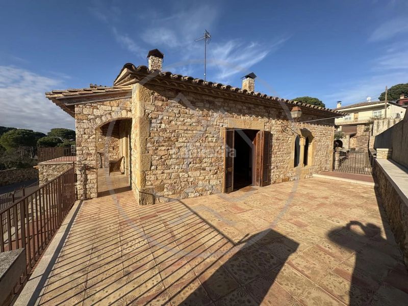 Foto d52debe4-c012-47a6-b725-da4c556f1c0e. Casa amb xemeneia calefacció aparcament a Sa Riera-Sa Fontansa Begur