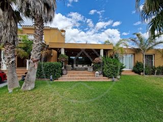 Xalet a Sant Joan - Vilarromà. Casa renovada con piscina interior y gran jardín a las afueras d