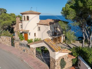 Chalet in Tamariu. Impresionante villa exclusiva en primera línea de mar en tamariu