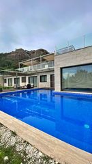 Chalet  Carrer dels pirineus. Espectacular villa moderna situada en el golf club costa brava