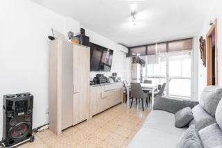 Piso en La Gavarra. Piso en venta en cornellà de llobregat