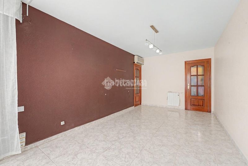 Foto 304ea6c8-9a2d-4e61-880a-707a048ca275. Piso  en venta en La Gavarra Cornellà de Llobregat