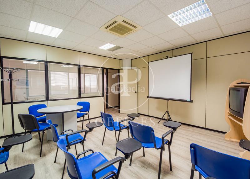 Foto e16152f5-b95e-418b-a181-950cfb233a1c. Office space with heating in Canillas Madrid