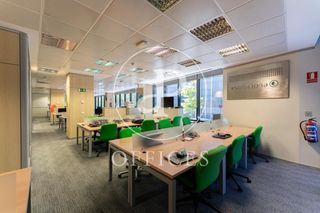 Ufficio  Av. del partenón. Versátil y luminosa oficina exterior de 383 m2 en av partenón if
