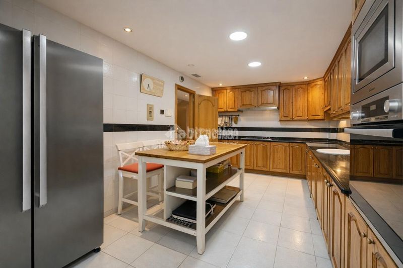 Foto 1efaee91-e2ab-446d-b3f8-8b1bc4b2899e. Casa aparellada a Canillas Madrid