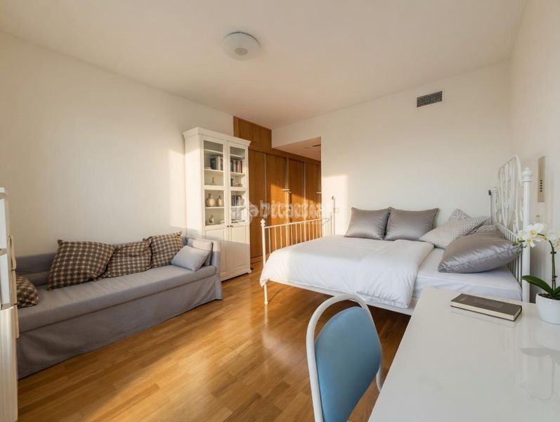 Foto b31aae79-dd6b-497c-b792-fd0492283689. Casa aparellada a Canillas Madrid