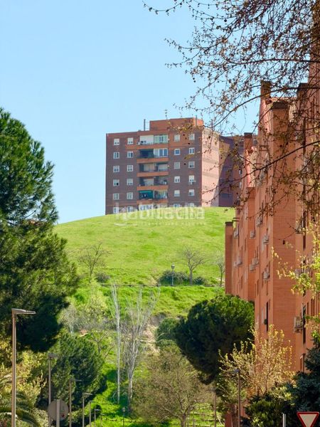 Foto f42ce94f-ac5d-4184-b218-f1a4ee3c083a. Pis amb calefacció aparcament a Numancia Madrid