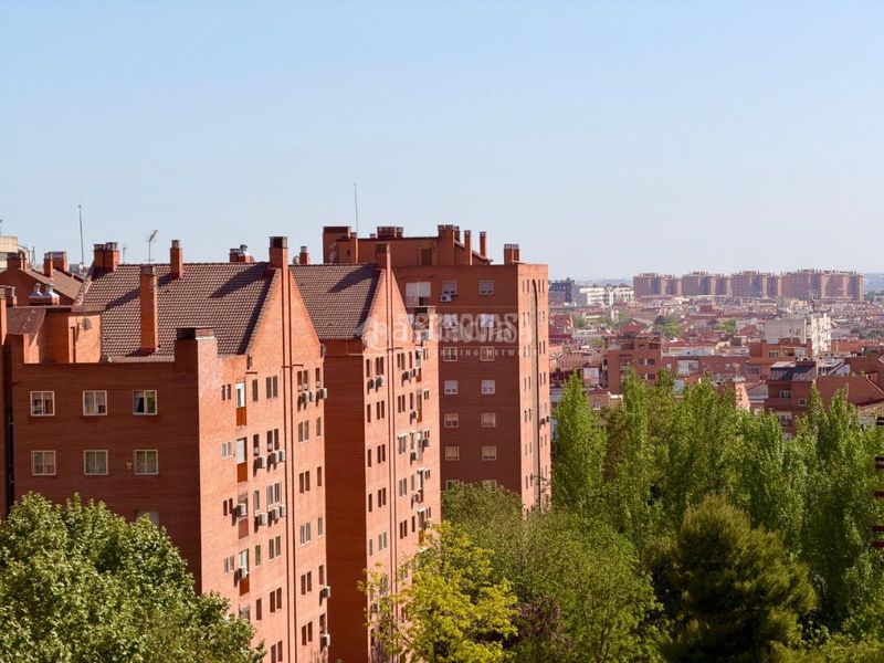 Foto 023d361b-46f3-4f33-a184-57a8d2a42c22. Pis amb aparcament a Numancia Madrid