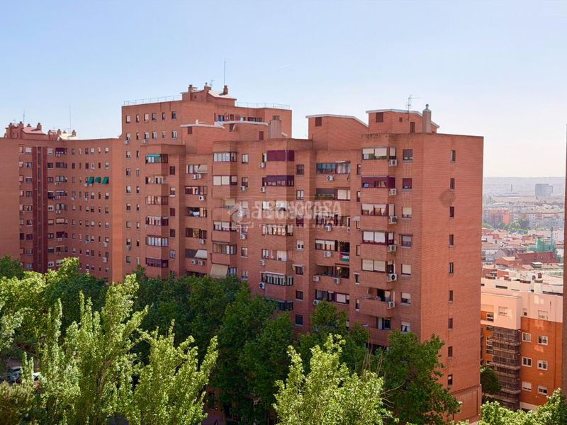 Foto 0309ece9-bc1b-4030-ba67-fb261b25f952. Pis amb aparcament a Numancia Madrid