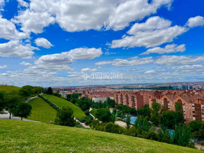 Foto b9c9d31b-9e9b-4fb1-8f58-0045574cc85a. Pis amb aparcament a Numancia Madrid