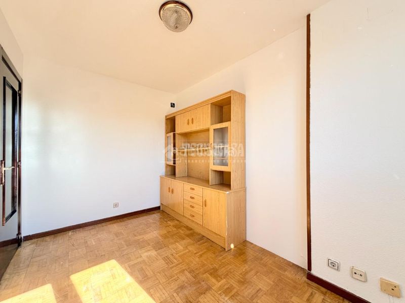 Foto e061dcd6-a9a0-44d4-8e3e-21163844f274. Piso  en venta en Numancia Madrid
