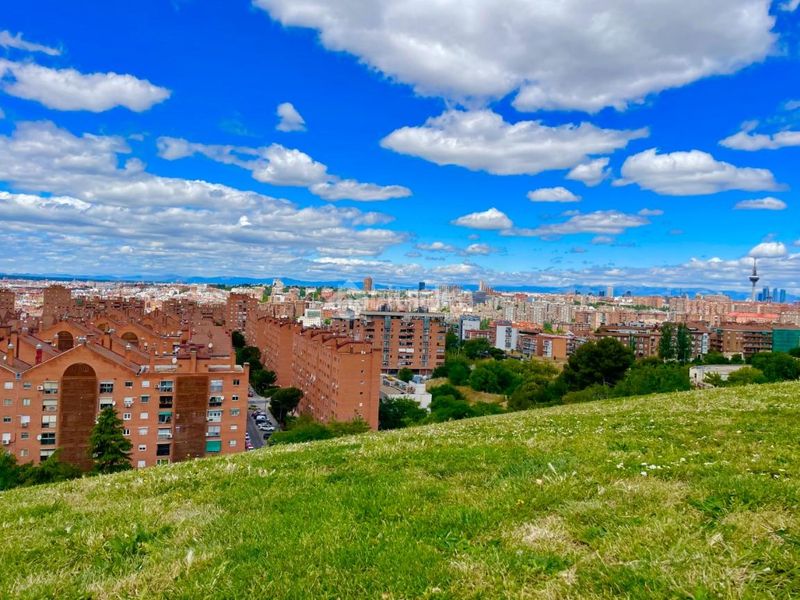 Foto 024bae11-d77f-4eb3-9364-ddb7cf746562. Local comercial a Numancia Madrid