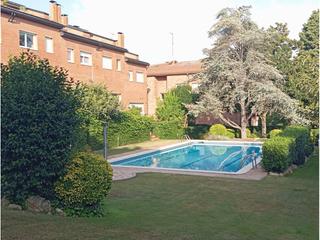 Location Maison à Eixample. Casa adosada en eixample con piscina