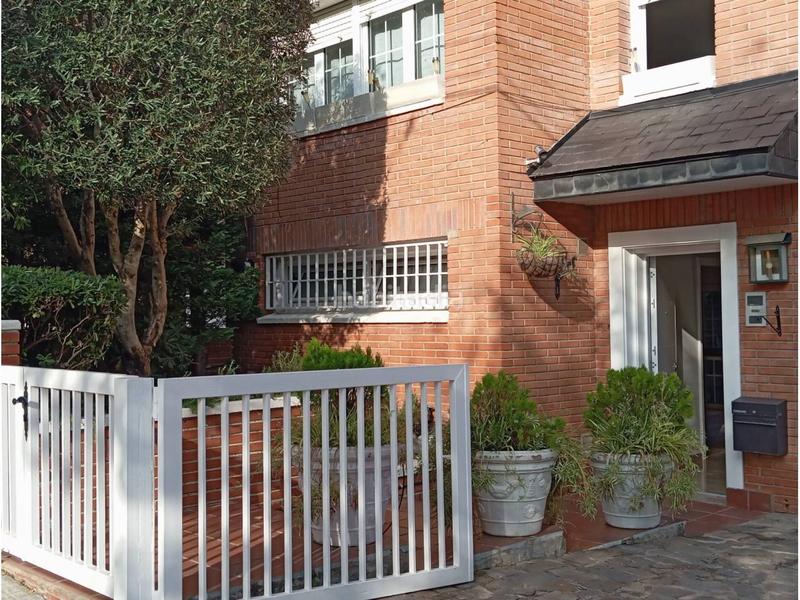 Foto 2a892253-bb66-4cb8-8160-c20e7ae71239. Alquiler casa adosada  en Eixample con piscina en Sant Cugat del Vallès