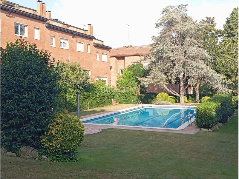 Foto 4e6873c9-6d9c-4a69-a3a4-f7a923a55da8. Alquiler casa adosada  en Eixample con piscina en Sant Cugat del Vallès