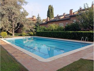 Lloguer Casa a Eixample. Casa adosada en eixample con piscina