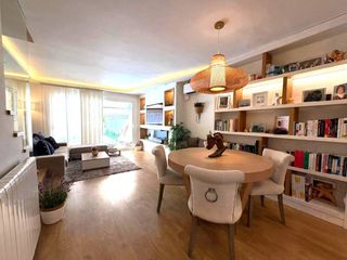 Casa adosada en Colomer. Adosada en parc central con piscina privada