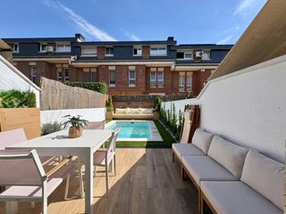 Casa a schiera in Colomer. Adosada en parc central con piscina privada