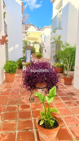 Foto a98dd217-a25d-4cc1-a44a-71e636c908ec. Planta baixa amb aparcament piscina a Nagüeles Alto Marbella