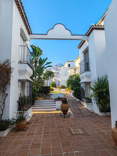 Foto e2362362-1674-43a7-a2a4-a660f4c49593. Planta baixa amb aparcament piscina a Nagüeles Alto Marbella