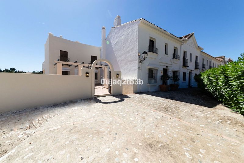 Foto 49fca224-779b-4b86-b3d4-fda4bd655634. Lloguer casa adossada amb aparcament piscina a Paraiso - Barronal Estepona