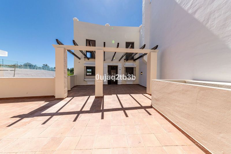 Foto 52db9e59-72b0-419e-b29e-01231a07c1fe. Lloguer casa adossada amb aparcament piscina a Paraiso - Barronal Estepona
