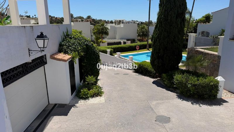 Foto 73b1e596-7f4c-41e5-b81f-af7b5835ce0a. Lloguer casa adossada amb aparcament piscina a Paraiso - Barronal Estepona