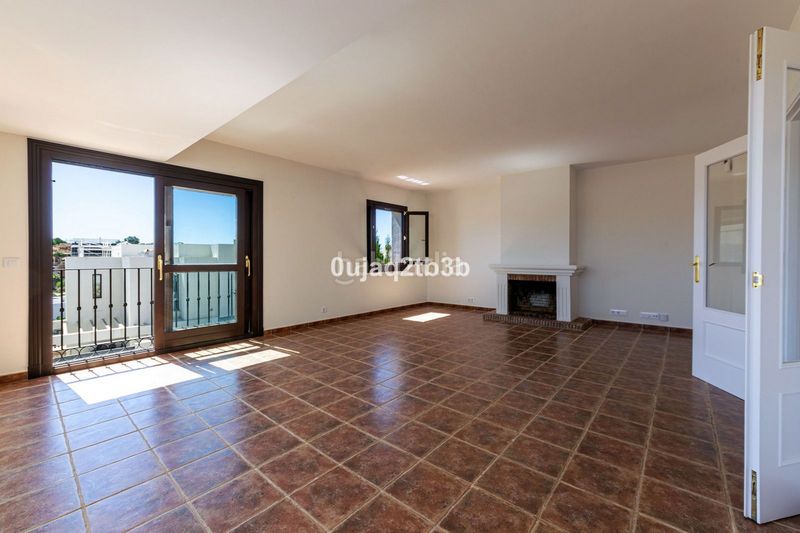 Foto 8ae91771-3769-4d99-bacd-1631eb0f236d. Lloguer casa adossada amb aparcament piscina a Paraiso - Barronal Estepona