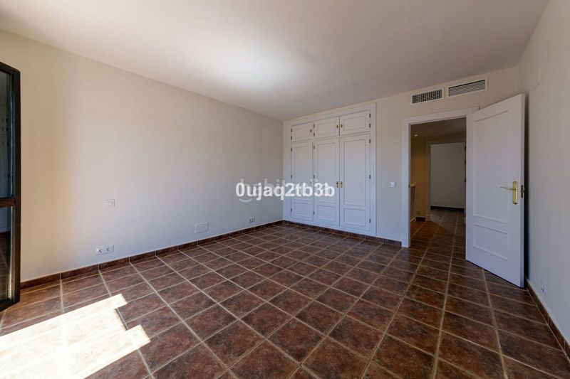 Foto 8fc4e6a7-e633-4ee9-ba19-c3ec608596d7. Lloguer casa adossada amb aparcament piscina a Paraiso - Barronal Estepona