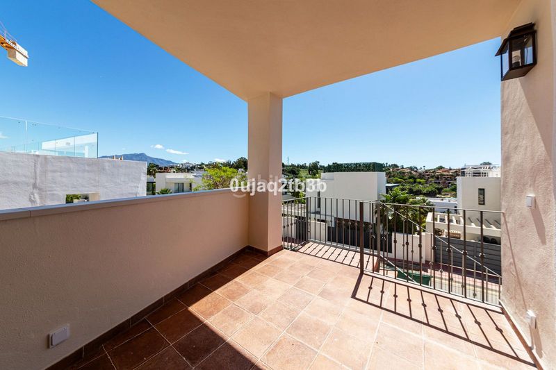 Foto a75fd4c2-c8fe-4eac-ae78-f32f811ccec2. Lloguer casa adossada amb aparcament piscina a Paraiso - Barronal Estepona