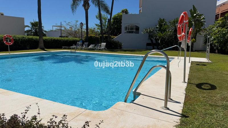 Foto b2bc0999-8ba9-4ab1-86b0-afa44fac296b. Lloguer casa adossada amb aparcament piscina a Paraiso - Barronal Estepona