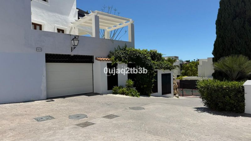 Foto b70cd876-7b4e-4082-9f67-4e18e2cf69a3. Lloguer casa adossada amb aparcament piscina a Paraiso - Barronal Estepona