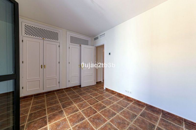 Foto cecbf3fa-84f5-4417-bec7-ec3ed6083a6d. Lloguer casa adossada amb aparcament piscina a Paraiso - Barronal Estepona