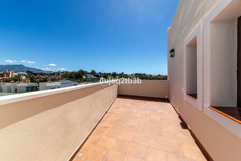 Foto f54dc2e1-78f3-4b3d-b3de-bbefd3c95bdc. Lloguer casa adossada amb aparcament piscina a Paraiso - Barronal Estepona