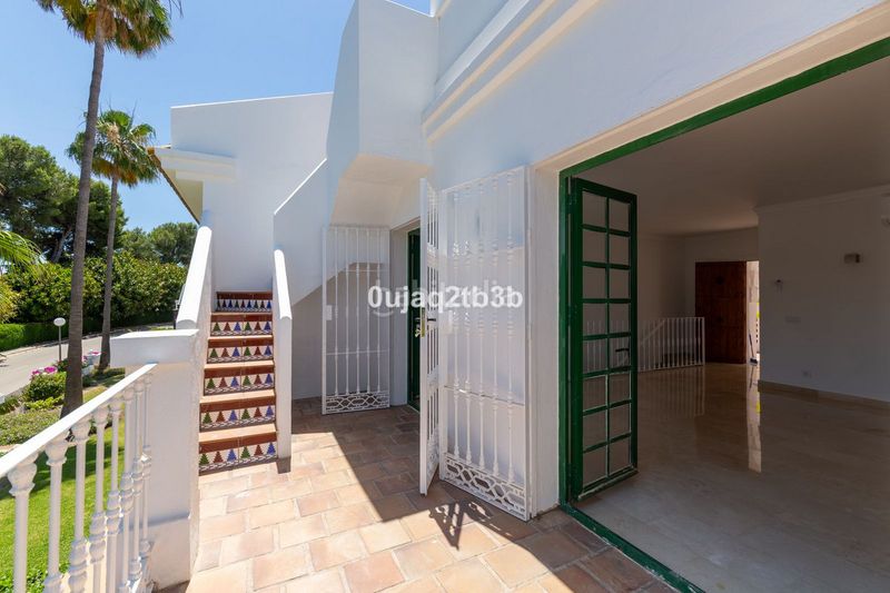 Foto a7d6e010-8750-4bf2-bd63-e12bad457e30. Casa adosada en Aloha Marbella