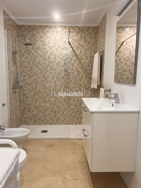 Foto 45aa7e44-ecee-4ce0-9f76-5548079c1d75. Apartament amb piscina a Los Llanos Estepona