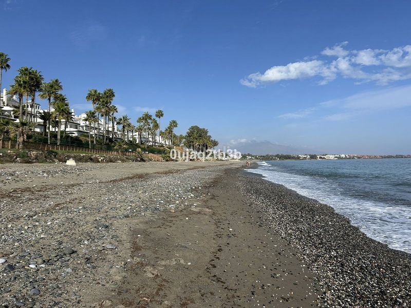 Foto c781c365-f2cf-4d25-a4a1-1a313869bae0. Apartament amb piscina a Los Llanos Estepona
