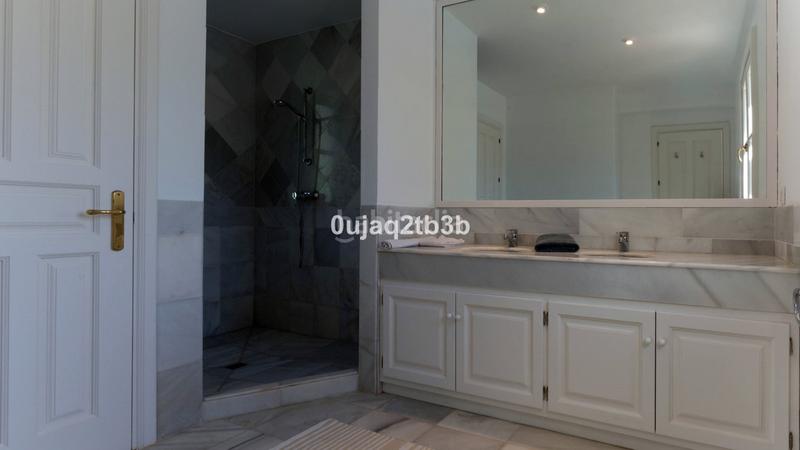 Foto 128ebe59-9783-4d05-819a-3818601de833. Chalet with parking pool in Guadalmina Baja Marbella