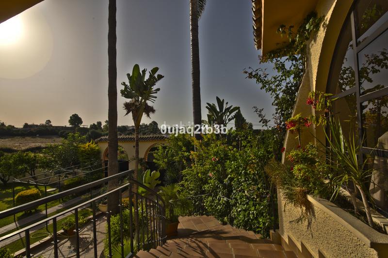 Foto 2fc1ce7e-e64b-42ba-a3b0-647edd3651b5. Chalet mit parking pool in Los Llanos Estepona