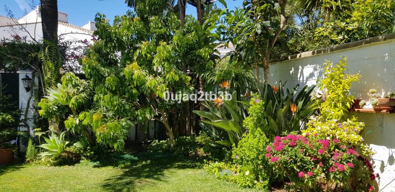 Foto 6c0b44f3-fafa-4242-beda-d4acb3612334. Chalet mit parking pool in Los Llanos Estepona