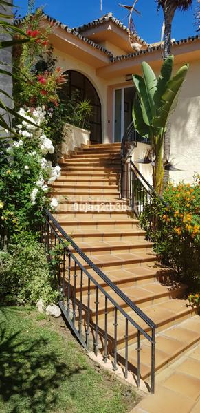 Foto 98648209-04d3-465a-b897-e592c62944f0. Chalet mit parking pool in Los Llanos Estepona