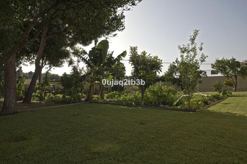 Foto c1cf5695-0d22-4ff7-ada4-0ccc06bc48f6. Chalet mit parking pool in Los Llanos Estepona